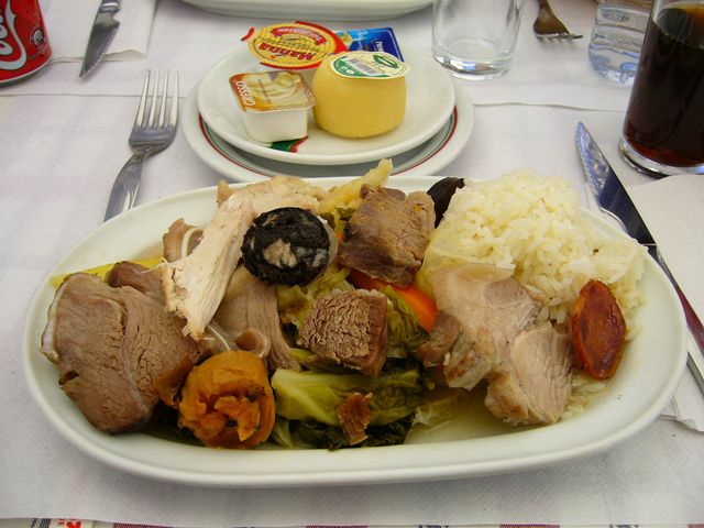 El cocido a la portugesa es una especialidad podedora de la Tasca Caribe
